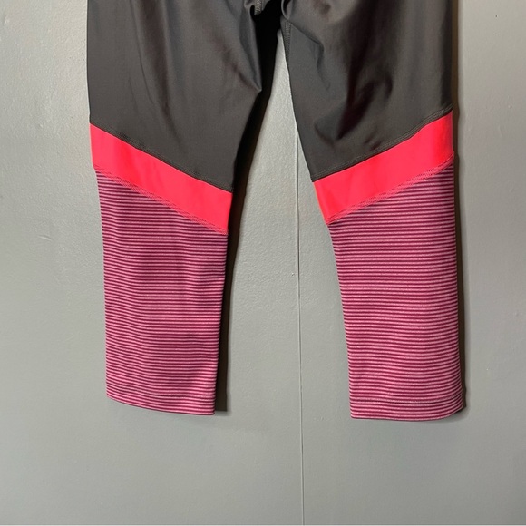 Under Armour women’s Gray and Pink cropped Leggings size medium athletic - Picture 5 of 7